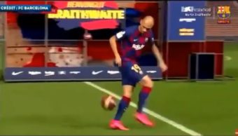 Martin Braithwaite foire totalement ses jongles pendant sa présentation !