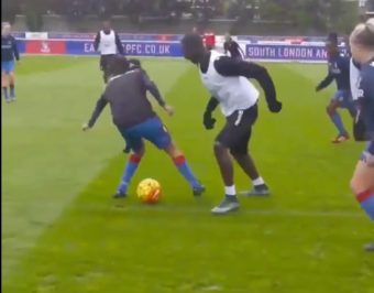 VIDÉO: Quand Yannick Bolasie et Wilfried Zaha font des misères aux joueuses de l'équipe féminine de Crystal Palace
